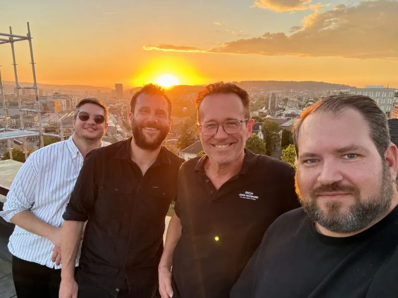 Gruppenfoto mit Blick über Zürich bei Sonnenuntergang