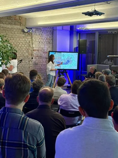 Vortrag vor Publikum bei der Nürnberg Mobility Night 2025