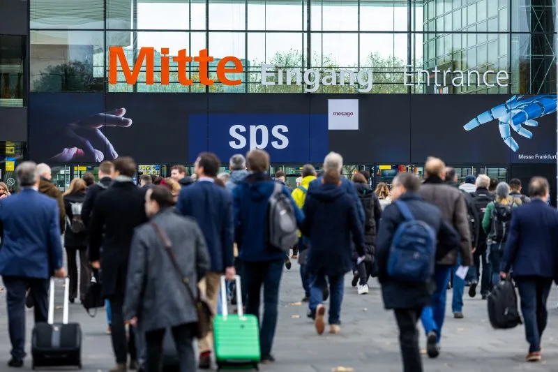 Besucher vor dem Eingang Mitte der SPS in Nürnberg